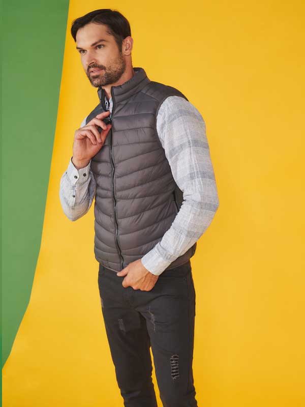 Chaleco impermeable color arena para caballero